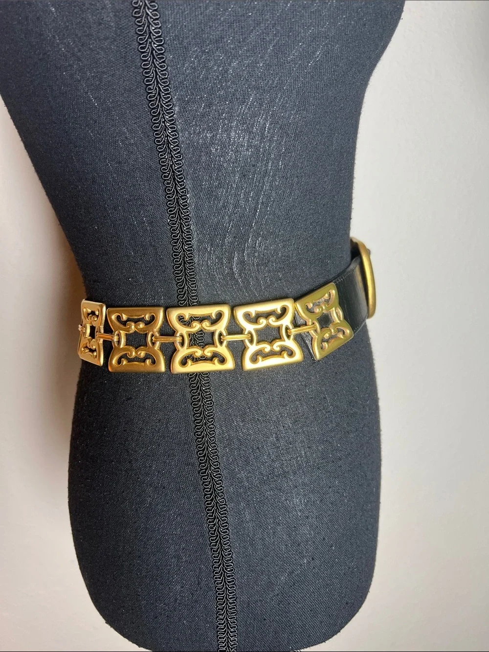 ESCADA Avignon Vintage Black Leather Gold Buckle Decorative Square Chain Link S